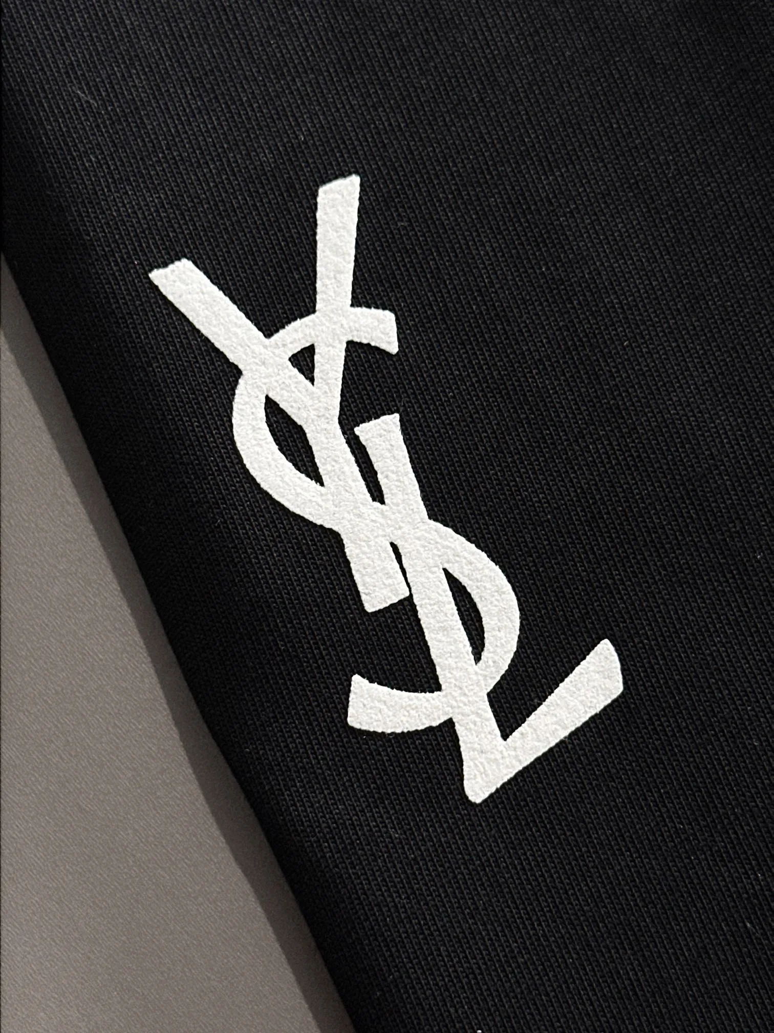 P180 Yves Saint Laurent Saint Laurent* 2꯭0꯭2꯭5 new spring and summer model ❤️ Original ⌚️ high version The fabric is made of 270 grams of high-density pure cotton. No deformation or shrinkage. Process introduction: double line movement, three-dimensional adhesive printing on the chest + three-dimensional adhesive printing on the back panel. Color: black SIZE: S-XXL